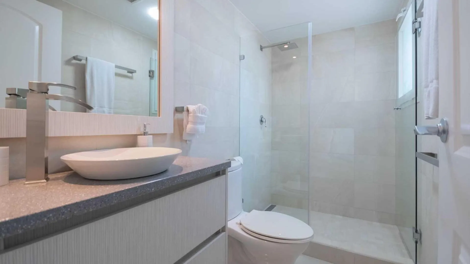 Beachfront - Coral Sea Garden 3Br Condo - P116 Palm Beach