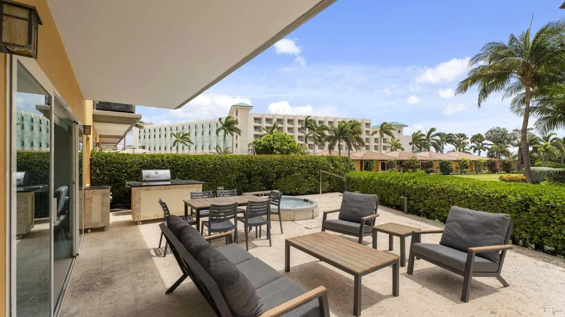 Beachfront - Coral Sea Garden 3Br Condo - P116 شاطئ بالم