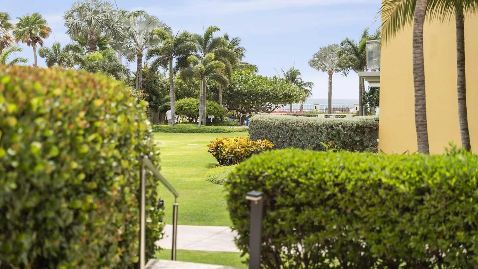 بيت للعطل Beachfront - Coral Sea Garden 3Br Condo - P116 شاطئ بالم